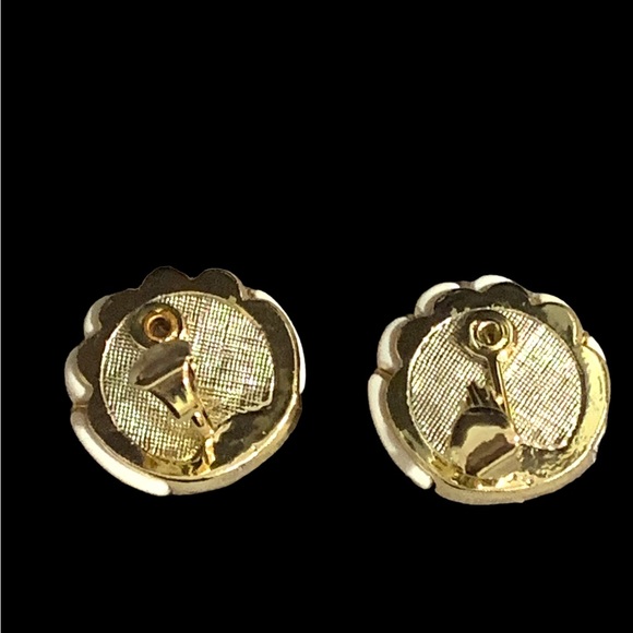 Vintage Shell Pendant Necklace and Clip On Earrings Set - Picture 6 of 13